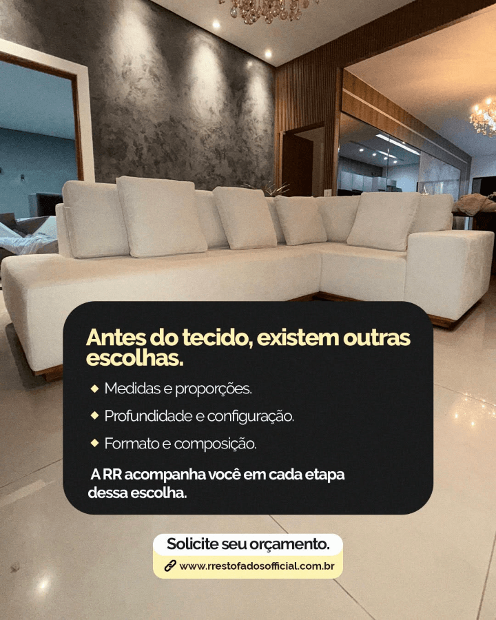 Sofá de canto claro com base de madeira, em projeto publicado pela RR Estofados